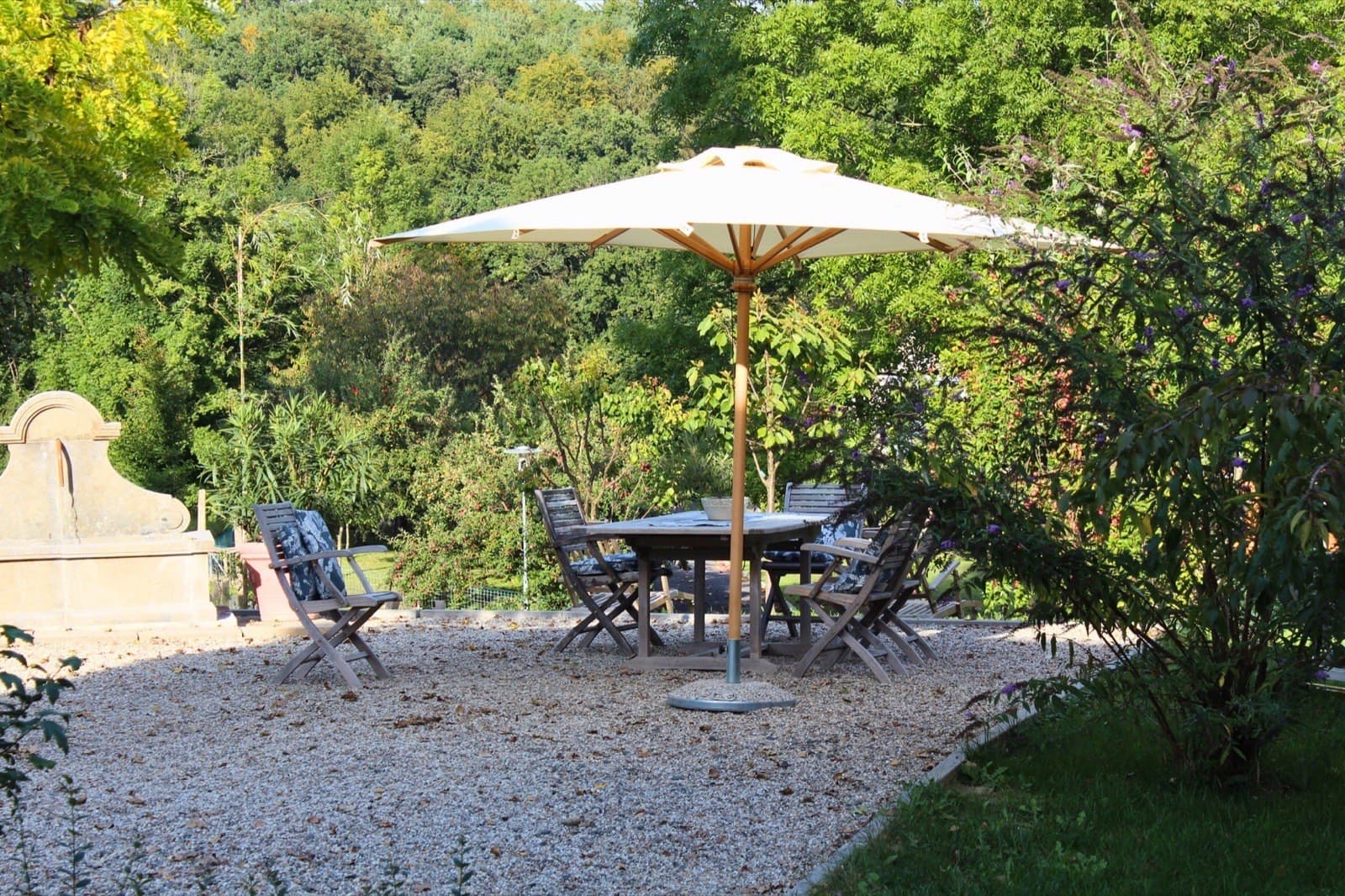 Burgunderhof Pool und Garten